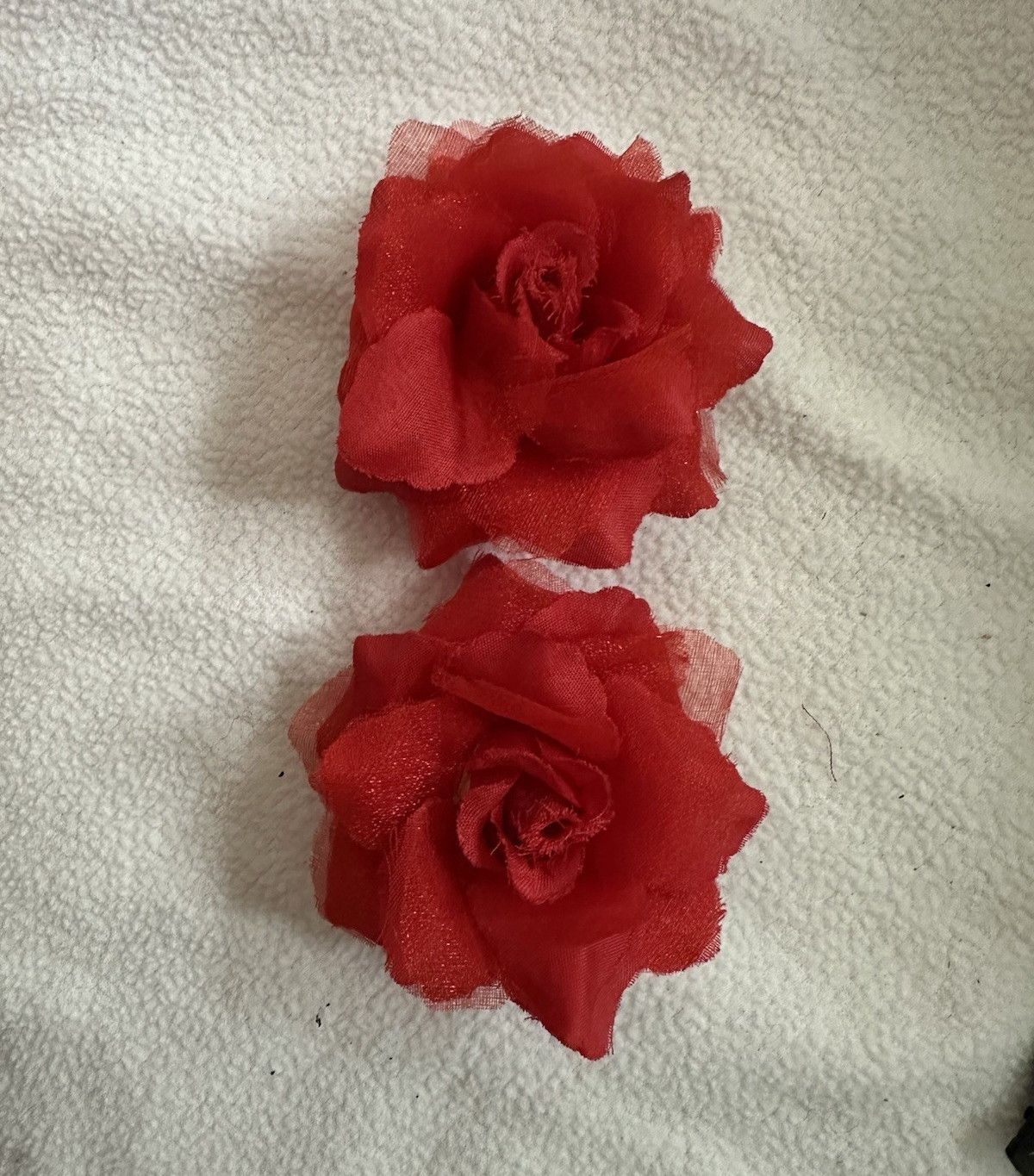 Set of 2 Women’s Red Fabric Flower Floral Hair Clips Metal Alligator Backs