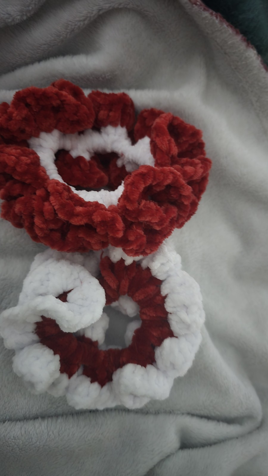 2-Pack Red & White Velvet Scrunchies Stretch Ruffle Accent Solid Round